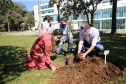 O Governador Carlos Massa Ratinho Junior participa nesta sexta-feira (28), da campanha Floresce Paraná, em comemoração ao Dia Nacional do Voluntariado. A ação é liderada pela primeira-dama do Estado e presidente do Conselho de Ação Solidária, Luciana Saito Massa. Acompanhados do secretário do Desenvolvimento Sustentável e do Turismo, Marcio Nunes.     Curitiba, 28/08/2020. Foto: Geraldo Bubniak/AEN