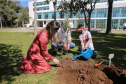 O Governador Carlos Massa Ratinho Junior participa nesta sexta-feira (28), da campanha Floresce Paraná, em comemoração ao Dia Nacional do Voluntariado. A ação é liderada pela primeira-dama do Estado e presidente do Conselho de Ação Solidária, Luciana Saito Massa. Acompanhados do secretário do Desenvolvimento Sustentável e do Turismo, Marcio Nunes.     Curitiba, 28/08/2020. Foto: Geraldo Bubniak/AEN