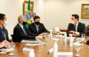 O governador Carlos Massa Ratinho Junior também se reuniu nesta terça-feira (1º) com os generais Carlos José Russo Assumpção Penteado, comandante da 5ª Divisão do Exército, Sérgio Martins, comandante da 5ª Brigada de Cavalaria Blindada de Ponta Grossa, e Joarez Alves Pereira Junior, Vice-Chefe do Departamento de Educação e Cultura do Exército. O encontro serviu para a discussão de diversas possibilidades de parcerias entre o Governo do Estado e o governo federal.