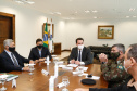 O governador Carlos Massa Ratinho Junior também se reuniu nesta terça-feira (1º) com os generais Carlos José Russo Assumpção Penteado, comandante da 5ª Divisão do Exército, Sérgio Martins, comandante da 5ª Brigada de Cavalaria Blindada de Ponta Grossa, e Joarez Alves Pereira Junior, Vice-Chefe do Departamento de Educação e Cultura do Exército. O encontro serviu para a discussão de diversas possibilidades de parcerias entre o Governo do Estado e o governo federal.