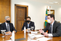 O governador Carlos Massa Ratinho Junior também se reuniu nesta terça-feira (1º) com os generais Carlos José Russo Assumpção Penteado, comandante da 5ª Divisão do Exército, Sérgio Martins, comandante da 5ª Brigada de Cavalaria Blindada de Ponta Grossa, e Joarez Alves Pereira Junior, Vice-Chefe do Departamento de Educação e Cultura do Exército. O encontro serviu para a discussão de diversas possibilidades de parcerias entre o Governo do Estado e o governo federal.