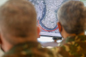 O governador Carlos Massa Ratinho Junior também se reuniu nesta terça-feira (1º) com os generais Carlos José Russo Assumpção Penteado, comandante da 5ª Divisão do Exército, Sérgio Martins, comandante da 5ª Brigada de Cavalaria Blindada de Ponta Grossa, e Joarez Alves Pereira Junior, Vice-Chefe do Departamento de Educação e Cultura do Exército. O encontro serviu para a discussão de diversas possibilidades de parcerias entre o Governo do Estado e o governo federal.