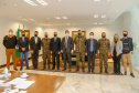 O governador Carlos Massa Ratinho Junior também se reuniu nesta terça-feira (1º) com os generais Carlos José Russo Assumpção Penteado, comandante da 5ª Divisão do Exército, Sérgio Martins, comandante da 5ª Brigada de Cavalaria Blindada de Ponta Grossa, e Joarez Alves Pereira Junior, Vice-Chefe do Departamento de Educação e Cultura do Exército. O encontro serviu para a discussão de diversas possibilidades de parcerias entre o Governo do Estado e o governo federal.