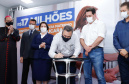 O Governo do Estado vai investir R$ 16,2 milhões na reforma e ampliação do Hospital da Providência, em Apucarana, no Vale do Ivaí. A ordem de serviço foi assinada nesta quarta-feira (02) pelo governador Carlos Massa Ratinho Junior em cerimônia na sede do complexo médico. A contrapartida do hospital é de R$ 853 mil. O prazo para a conclusão da obra é de 18 meses.