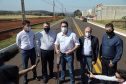 O governador Carlos Massa Ratinho Junior vistoriou também nesta quarta-feira (02) a obra estruturante da Rua Cristiano Kussmaul, na região sul de Apucarana. A reconstrução de um trecho de 2,3 quilômetros, que está alinhada com a duplicação do Contorno Sul do município, será finalizada em setembro.