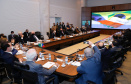 A montadora de caminhões TatraBras, que pertence ao grupo CSG Aerospace, da República Tcheca, oficializou nesta quinta-feira (3) investimento de R$ 102 milhões até 2026 em uma planta em Ponta Grossa, na região dos Campos Gerais. O protocolo de adesão da empresa ao programa de benefícios fiscais do Paraná foi assinado pelo governador Carlos Massa Ratinho Junior e pelo presidente da empresa, Rui Lemes, no Palácio Iguaçu.