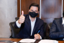 A montadora de caminhões TatraBras, que pertence ao grupo CSG Aerospace, da República Tcheca, oficializou nesta quinta-feira (3) investimento de R$ 102 milhões até 2026 em uma planta em Ponta Grossa, na região dos Campos Gerais. O protocolo de adesão da empresa ao programa de benefícios fiscais do Paraná foi assinado pelo governador Carlos Massa Ratinho Junior e pelo presidente da empresa, Rui Lemes, no Palácio Iguaçu.