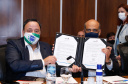 A montadora de caminhões TatraBras, que pertence ao grupo CSG Aerospace, da República Tcheca, oficializou nesta quinta-feira (3) investimento de R$ 102 milhões até 2026 em uma planta em Ponta Grossa, na região dos Campos Gerais. O protocolo de adesão da empresa ao programa de benefícios fiscais do Paraná foi assinado pelo governador Carlos Massa Ratinho Junior e pelo presidente da empresa, Rui Lemes, no Palácio Iguaçu.