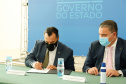 O governador Carlos Massa Ratinho Junior, o presidente do Tribunal de Justiça do Paraná, desembargador Adalberto Xisto Pereira, e o segundo vice-presidente, desembargador José Laurindo de Souza Netto formalizaram nesta quinta-feira (3) a criação do Cejus Casa Fácil e do Cejusc Fundiário, que vão atuar na mediação e conciliação de conflitos no Estado.