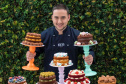 Bruno mora há 12 anos em Curitiba e é especialista em Naked Cakes — bolos que não possuem cobertura, deixando visíveis as camadas de massa e recheio. “Com a pandemia a demanda dobrou. Ainda bem que o crédito me ajudou a estar preparado para atender”, relata Bruno. Foto:Bruno Fagundes/Arquivo pessoal