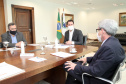O governador Carlos Massa Ratinho Junior assinou nesta terça-feira (22), no Palácio Iguaçu, a ordem de serviço para as obras de ampliação da estrutura de atendimento do Hospital São Vicente, em Curitiba. Serão investidos R$ 2,3 milhões para a reforma e construção de um novo espaço em um imóvel localizado na Rua Brigadeiro Franco, cedido ao centro médico pelo Instituto Brasileiro do Meio Ambiente e dos Recursos Naturais Renováveis (Ibama)..Foto: Ari dias/AEN.