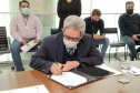 O governador Carlos Massa Ratinho Junior assinou nesta terça-feira (22), no Palácio Iguaçu, a ordem de serviço para as obras de ampliação da estrutura de atendimento do Hospital São Vicente, em Curitiba. Serão investidos R$ 2,3 milhões para a reforma e construção de um novo espaço em um imóvel localizado na Rua Brigadeiro Franco, cedido ao centro médico pelo Instituto Brasileiro do Meio Ambiente e dos Recursos Naturais Renováveis (Ibama)..Foto: Ari dias/AEN.