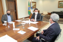 O governador Carlos Massa Ratinho Junior assinou nesta terça-feira (22), no Palácio Iguaçu, a ordem de serviço para as obras de ampliação da estrutura de atendimento do Hospital São Vicente, em Curitiba. Serão investidos R$ 2,3 milhões para a reforma e construção de um novo espaço em um imóvel localizado na Rua Brigadeiro Franco, cedido ao centro médico pelo Instituto Brasileiro do Meio Ambiente e dos Recursos Naturais Renováveis (Ibama)..Foto: Ari dias/AEN.