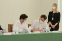 O governador Carlos Massa Ratinho Junior e o diretor-geral brasileiro de Itaipu, Joaquim Silva e Luna, formalizam nesta sexta-feira (25),  no Palácio Iguaçu, uma parceria entre o Estado e a hidrelétrica para a duplicação de 8,7 quilômetros da BR-469, em Foz do Iguaçu.  Curitiba, 24/09/2020. Foto: Geraldo Bubniak/AEN
