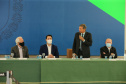 O governador Carlos Massa Ratinho Junior e o diretor-geral brasileiro de Itaipu, Joaquim Silva e Luna, formalizam nesta sexta-feira (25),  no Palácio Iguaçu, uma parceria entre o Estado e a hidrelétrica para a duplicação de 8,7 quilômetros da BR-469, em Foz do Iguaçu.  Curitiba, 24/09/2020. Foto: Geraldo Bubniak/AEN