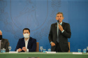 O governador Carlos Massa Ratinho Junior e o diretor-geral brasileiro de Itaipu, Joaquim Silva e Luna, formalizam nesta sexta-feira (25),  no Palácio Iguaçu, uma parceria entre o Estado e a hidrelétrica para a duplicação de 8,7 quilômetros da BR-469, em Foz do Iguaçu.  Curitiba, 24/09/2020. Foto: Geraldo Bubniak/AEN