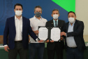 O governador Carlos Massa Ratinho Junior e o diretor-geral brasileiro de Itaipu, Joaquim Silva e Luna, formalizam nesta sexta-feira (25),  no Palácio Iguaçu, uma parceria entre o Estado e a hidrelétrica para a duplicação de 8,7 quilômetros da BR-469, em Foz do Iguaçu.  Curitiba, 24/09/2020. Foto: Geraldo Bubniak/AEN