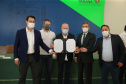 O governador Carlos Massa Ratinho Junior e o diretor-geral brasileiro de Itaipu, Joaquim Silva e Luna, formalizam nesta sexta-feira (25),  no Palácio Iguaçu, uma parceria entre o Estado e a hidrelétrica para a duplicação de 8,7 quilômetros da BR-469, em Foz do Iguaçu.  Curitiba, 24/09/2020. Foto: Geraldo Bubniak/AEN