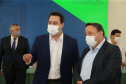 O governador Carlos Massa Ratinho Junior e o diretor-geral brasileiro de Itaipu, Joaquim Silva e Luna, formalizam nesta sexta-feira (25),  no Palácio Iguaçu, uma parceria entre o Estado e a hidrelétrica para a duplicação de 8,7 quilômetros da BR-469, em Foz do Iguaçu.  Curitiba, 24/09/2020. Foto: Geraldo Bubniak/AEN