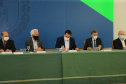 O governador Carlos Massa Ratinho Junior e o diretor-geral brasileiro de Itaipu, Joaquim Silva e Luna, formalizam nesta sexta-feira (25),  no Palácio Iguaçu, uma parceria entre o Estado e a hidrelétrica para a duplicação de 8,7 quilômetros da BR-469, em Foz do Iguaçu.  Curitiba, 24/09/2020. Foto: Geraldo Bubniak/AEN