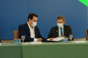 O governador Carlos Massa Ratinho Junior e o diretor-geral brasileiro de Itaipu, Joaquim Silva e Luna, formalizam nesta sexta-feira (25),  no Palácio Iguaçu, uma parceria entre o Estado e a hidrelétrica para a duplicação de 8,7 quilômetros da BR-469, em Foz do Iguaçu.  Curitiba, 24/09/2020. Foto: Geraldo Bubniak/AEN