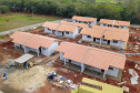 O primeiro Condomínio do Idoso do Paraná foi inaugurado em Jaguariaíva, nos Campos Gerais, e o segundo, em Foz do Iguaçu, na região Oeste, já atingiu 70% de execução. As 40 casas exclusivas para a melhor idade darão nova cara a uma região onde antes havia apenas mata fechada, no bairro Três Lagoas, a poucos quilômetros da famosa prainha do município. Foto: José Fernando Ogura/AEN