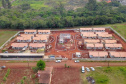 O primeiro Condomínio do Idoso do Paraná foi inaugurado em Jaguariaíva, nos Campos Gerais, e o segundo, em Foz do Iguaçu, na região Oeste, já atingiu 70% de execução. As 40 casas exclusivas para a melhor idade darão nova cara a uma região onde antes havia apenas mata fechada, no bairro Três Lagoas, a poucos quilômetros da famosa prainha do município. Foto: José Fernando Ogura/AEN