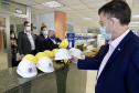 O Porto de Paranaguá recebeu nesta sexta-feira (2) a visita oficial do embaixador plurinacional da Bolívia, Wilfredo Rojo. A comitiva boliviana veio conhecer um possível depósito franco, que será doado pelo Governo Federal ao país vizinho. O processo de cessão é instruído pelo Ministério da Infraestrutura, através da Secretaria Nacional dos Portos.