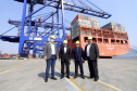 O Porto de Paranaguá recebeu nesta sexta-feira (2) a visita oficial do embaixador plurinacional da Bolívia, Wilfredo Rojo. A comitiva boliviana veio conhecer um possível depósito franco, que será doado pelo Governo Federal ao país vizinho. O processo de cessão é instruído pelo Ministério da Infraestrutura, através da Secretaria Nacional dos Portos.