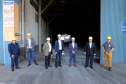 O Porto de Paranaguá recebeu nesta sexta-feira (2) a visita oficial do embaixador plurinacional da Bolívia, Wilfredo Rojo. A comitiva boliviana veio conhecer um possível depósito franco, que será doado pelo Governo Federal ao país vizinho. O processo de cessão é instruído pelo Ministério da Infraestrutura, através da Secretaria Nacional dos Portos.