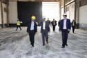 O Porto de Paranaguá recebeu nesta sexta-feira (2) a visita oficial do embaixador plurinacional da Bolívia, Wilfredo Rojo. A comitiva boliviana veio conhecer um possível depósito franco, que será doado pelo Governo Federal ao país vizinho. O processo de cessão é instruído pelo Ministério da Infraestrutura, através da Secretaria Nacional dos Portos.