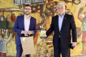 O Porto de Paranaguá recebeu nesta sexta-feira (2) a visita oficial do embaixador plurinacional da Bolívia, Wilfredo Rojo. A comitiva boliviana veio conhecer um possível depósito franco, que será doado pelo Governo Federal ao país vizinho. O processo de cessão é instruído pelo Ministério da Infraestrutura, através da Secretaria Nacional dos Portos.