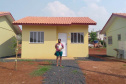 esta sexta feira (2), onze famílias que vivem na cidade de Mangueirinha, no Sudoeste do Paraná, receberam as chaves da casa própria. As moradias estão localizadas no bairro Nova Esperança, em um empreendimento que recebeu um investimento de R$ 644 mil reais por meio do programa Nossa Gente Paraná, do Governo do Estado. (Foto: Eduardo Cioatto / Cohapar)
