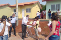esta sexta feira (2), onze famílias que vivem na cidade de Mangueirinha, no Sudoeste do Paraná, receberam as chaves da casa própria. As moradias estão localizadas no bairro Nova Esperança, em um empreendimento que recebeu um investimento de R$ 644 mil reais por meio do programa Nossa Gente Paraná, do Governo do Estado. (Foto: Eduardo Cioatto / Cohapar)