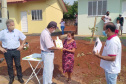 esta sexta feira (2), onze famílias que vivem na cidade de Mangueirinha, no Sudoeste do Paraná, receberam as chaves da casa própria. As moradias estão localizadas no bairro Nova Esperança, em um empreendimento que recebeu um investimento de R$ 644 mil reais por meio do programa Nossa Gente Paraná, do Governo do Estado. (Foto: Eduardo Cioatto / Cohapar)