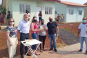 esta sexta feira (2), onze famílias que vivem na cidade de Mangueirinha, no Sudoeste do Paraná, receberam as chaves da casa própria. As moradias estão localizadas no bairro Nova Esperança, em um empreendimento que recebeu um investimento de R$ 644 mil reais por meio do programa Nossa Gente Paraná, do Governo do Estado. (Foto: Eduardo Cioatto / Cohapar)