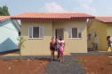 esta sexta feira (2), onze famílias que vivem na cidade de Mangueirinha, no Sudoeste do Paraná, receberam as chaves da casa própria. As moradias estão localizadas no bairro Nova Esperança, em um empreendimento que recebeu um investimento de R$ 644 mil reais por meio do programa Nossa Gente Paraná, do Governo do Estado. (Foto: Eduardo Cioatto / Cohapar)
