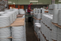  Uma das mais tradicionais indústrias da cidade é a Schimidt. A empresa, fundada em 1945, tem uma fábrica operando desde 1953 e hoje é uma das marcas de louças de mesa mais tradicionais do Brasil.. Foto: Ari Dias/AEN.