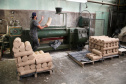  Uma das mais tradicionais indústrias da cidade é a Schimidt. A empresa, fundada em 1945, tem uma fábrica operando desde 1953 e hoje é uma das marcas de louças de mesa mais tradicionais do Brasil.. Foto: Ari Dias/AEN.