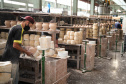  Uma das mais tradicionais indústrias da cidade é a Schimidt. A empresa, fundada em 1945, tem uma fábrica operando desde 1953 e hoje é uma das marcas de louças de mesa mais tradicionais do Brasil.. Foto: Ari Dias/AEN.