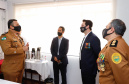 O governador Carlos Massa Ratinho Junior participou nesta quinta-feira (8) da comemoração dos 108 anos do Corpo de Bombeiros do Paraná. Na cerimônia, realizada no Quartel do Comando-Geral, em Curitiba, ele entregou à corporação 15 novas viaturas, incluindo quatro caminhões autobomba tanque. O investimento nos veículos foi de cerca de R$ 4,5 milhões.