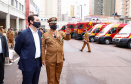 O governador Carlos Massa Ratinho Junior participou nesta quinta-feira (8) da comemoração dos 108 anos do Corpo de Bombeiros do Paraná. Na cerimônia, realizada no Quartel do Comando-Geral, em Curitiba, ele entregou à corporação 15 novas viaturas, incluindo quatro caminhões autobomba tanque. O investimento nos veículos foi de cerca de R$ 4,5 milhões.