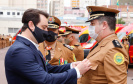 O governador Carlos Massa Ratinho Junior participou nesta quinta-feira (8) da comemoração dos 108 anos do Corpo de Bombeiros do Paraná. Na cerimônia, realizada no Quartel do Comando-Geral, em Curitiba, ele entregou à corporação 15 novas viaturas, incluindo quatro caminhões autobomba tanque. O investimento nos veículos foi de cerca de R$ 4,5 milhões.