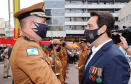 O governador Carlos Massa Ratinho Junior participou nesta quinta-feira (8) da comemoração dos 108 anos do Corpo de Bombeiros do Paraná. Na cerimônia, realizada no Quartel do Comando-Geral, em Curitiba, ele entregou à corporação 15 novas viaturas, incluindo quatro caminhões autobomba tanque. O investimento nos veículos foi de cerca de R$ 4,5 milhões.