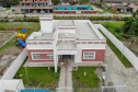 A famosa brincadeira do antes e depois da transformação que anima programas de auditório pelo País serve para ilustrar bem a situação do Centro de Referência Especializado de Assistência Social (Creas) de Pontal Paraná, no Litoral. A estrutura provisória, acanhada, que funciona nos fundos de uma unidade da secretaria municipal da Saúde, vai dar lugar a um complexo novo, com 206 metros quadrados, projetado para receber todas as atividades desenvolvidas pelo órgão no balneário de Ipanema.