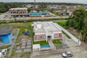 A famosa brincadeira do antes e depois da transformação que anima programas de auditório pelo País serve para ilustrar bem a situação do Centro de Referência Especializado de Assistência Social (Creas) de Pontal Paraná, no Litoral. A estrutura provisória, acanhada, que funciona nos fundos de uma unidade da secretaria municipal da Saúde, vai dar lugar a um complexo novo, com 206 metros quadrados, projetado para receber todas as atividades desenvolvidas pelo órgão no balneário de Ipanema.