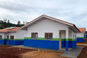 Vinte famílias que viviam em situação precária no em Boa Vista da Aparecida, município da região Oeste do Paraná, receberam as chaves da casa própria. A entrega das moradias, nesta terça-feira (27), contou com a participação de representantes do Governo do Estado, prefeitura e da Itaipu Binacional, que foram parceiros na viabilização do projeto que somou cerca de R$ 1,3 milhão de investimentos. Foto: Cohapar