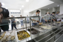 Na inauguração do Restaurante Popular Tiago de Amorim Novaes, nesta quinta-feira (29), o governador Carlos Massa Ratinho Junior destacou que o Estado tem como meta disponibilizar alimentação adequada e balanceada às populações vulneráveis, auxiliando no combate à insegurança alimentar, e que esse novo espaço será fundamental para auxiliar os cascavelenses mais humildes no pós-pandemia.