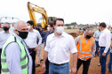 O governador Carlos Massa Ratinho Junior vistoriou nesta quinta-feira (29) as obras de modernização do Trevo Cataratas, em Cascavel, no Oeste do Estado. As máquinas começaram a operar nesta semana em uma das vias marginais, no sentido Corbélia, na primeira etapa da modernização do entroncamento rodoviário.