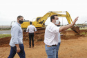 O governador Carlos Massa Ratinho Junior vistoriou nesta quinta-feira (29) as obras de modernização do Trevo Cataratas, em Cascavel, no Oeste do Estado. As máquinas começaram a operar nesta semana em uma das vias marginais, no sentido Corbélia, na primeira etapa da modernização do entroncamento rodoviário.